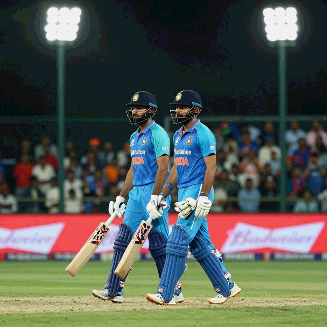 গোলাপি জার্সির খাতা: লাহোরে পাকিস্তান কেন সবুজ ছাড়ল, আর কেন সেটা ক্রিকেট-সিদ্ধান্ত নয়